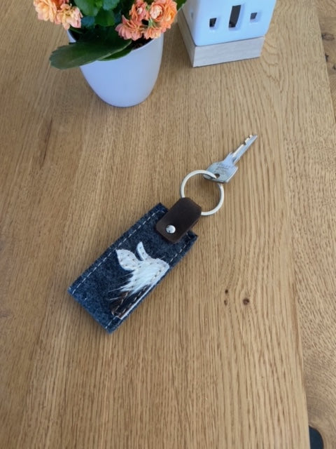 Schlüsselanhänger " Franzl " mit Kuhfell