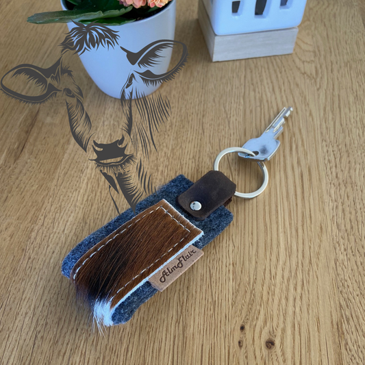 Schlüsselanhänger " Sophie " mit Kuhfell