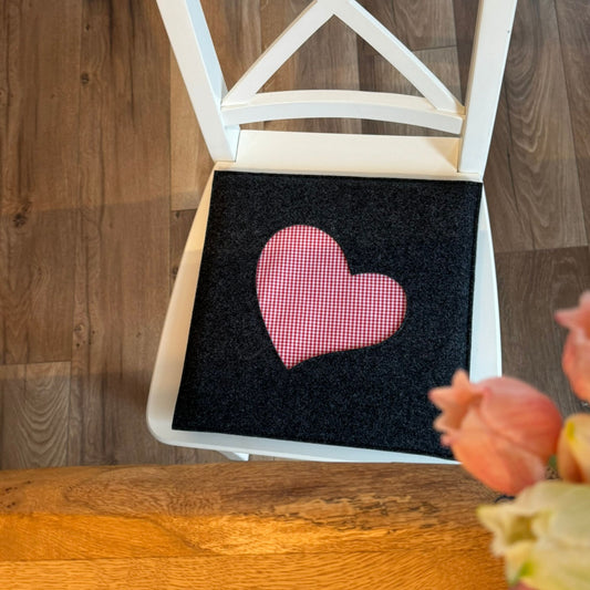 Sitzkissen eckig " Herzerl Rot / weiß - kariert ", Stuhlkissen Landhaus, Filzkissen
