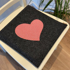 Sitzkissen eckig " Herzerl Rot / weiß - kariert ", Stuhlkissen Landhaus, Filzkissen