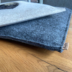 Sitzkissen Herzerl, Alpenstyle, Filzkissen mit Kuhfell Herz, eckiges Stuhlkissen